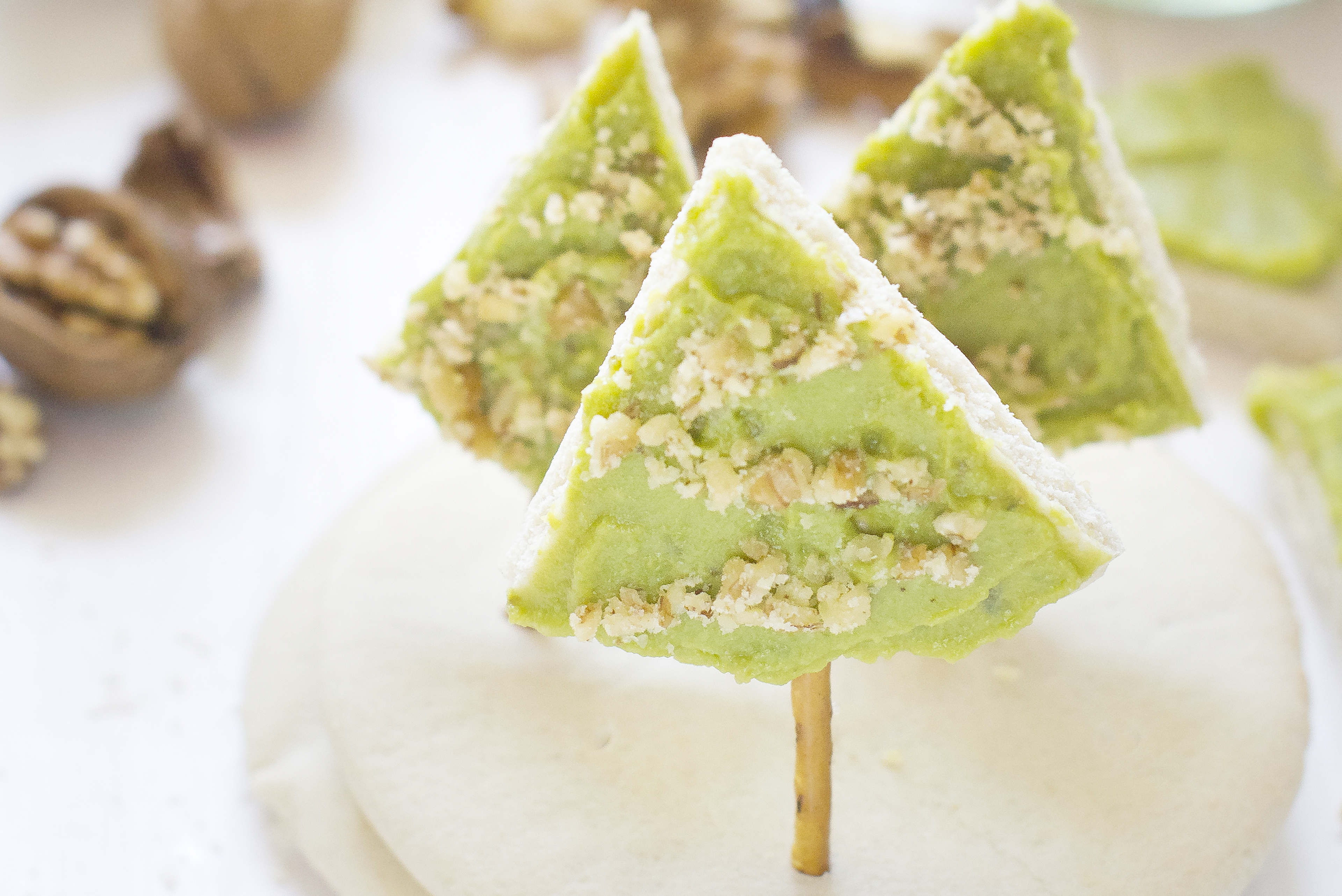 abetos con guacamole y nueces